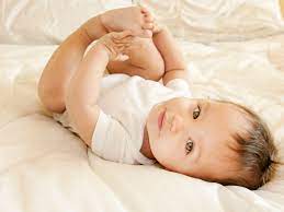 Wie man die verstopfte Nase eines Babys reinigt