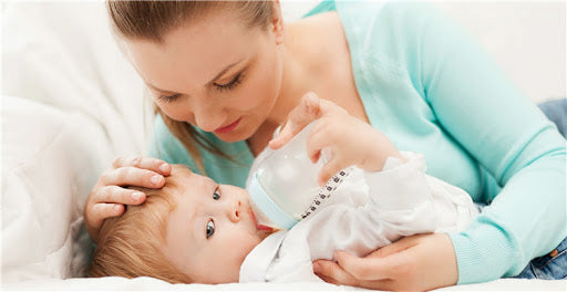 Babyflaschen aus Plastik geben beim Erhitzen Mikroplastik ab